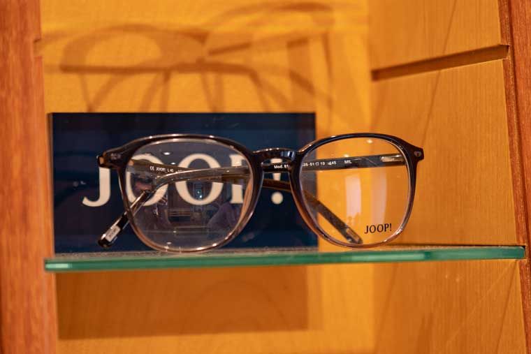 Umfassende Auswahl an Brillen und Sonnenbrillen mit und ohne Sehstärke.